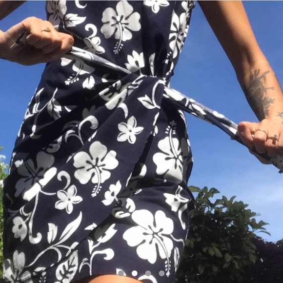 Wrap dress with Hawaiian print - Picture 2 of 4